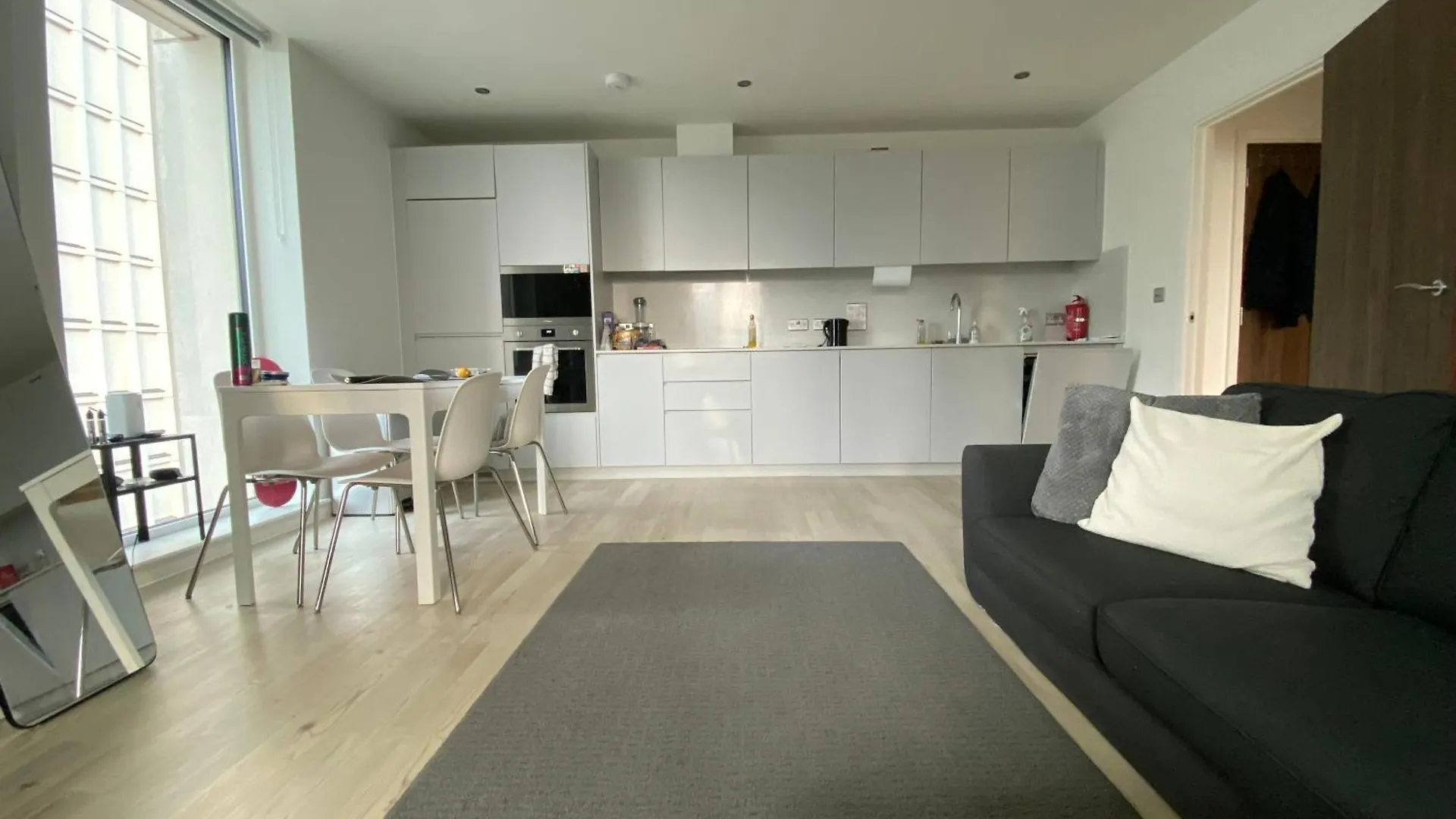 Private Suite In Luxury Shared Apartment London Guest house