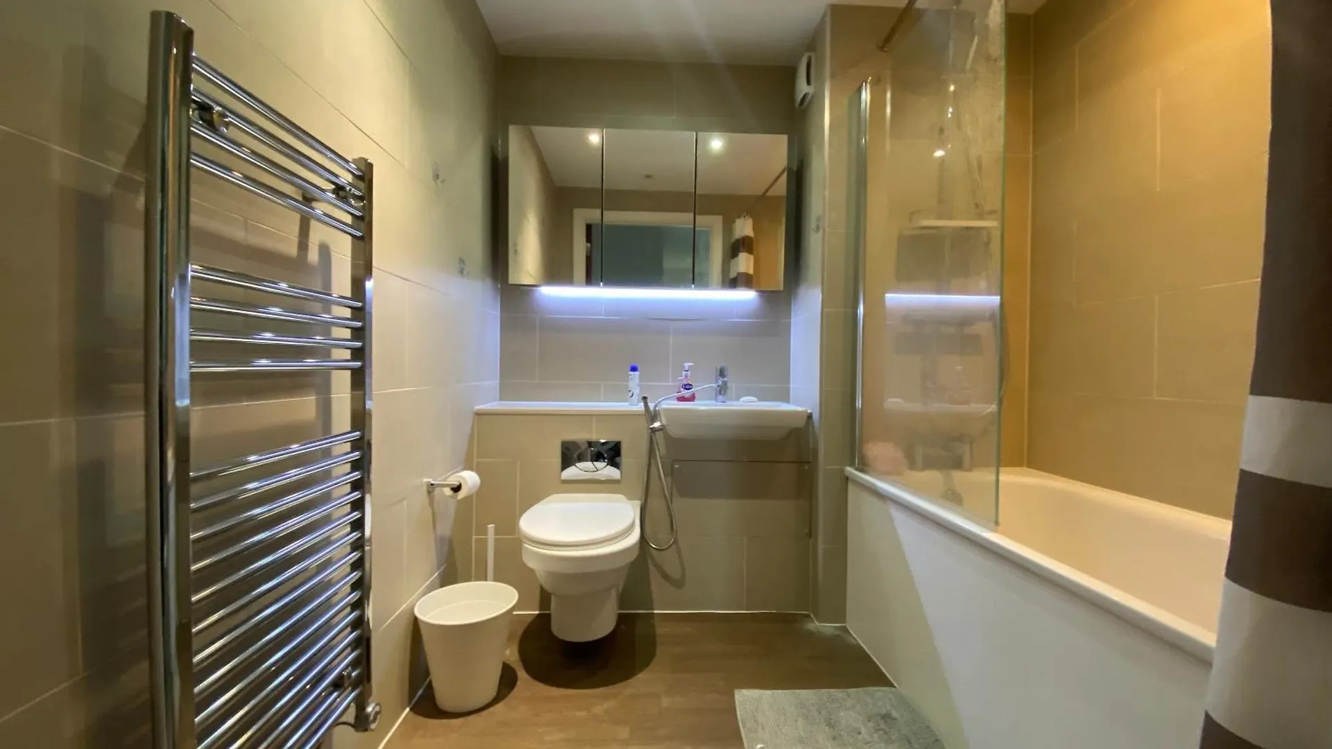 Guest house Private Suite In Luxury Shared Apartment London