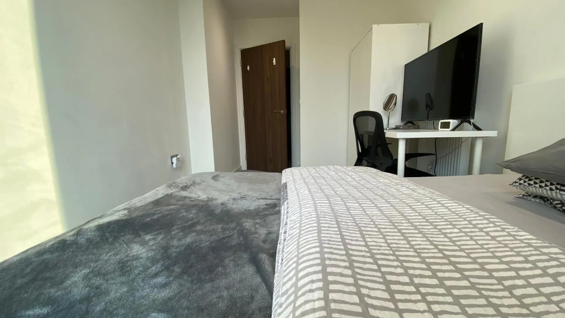 Private Suite In Luxury Shared Apartment London