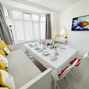  Guest house Luxurious House Near Excel- Air Conditioning, 9 Beds, 2 Baths, Garden, Fast Wifi
