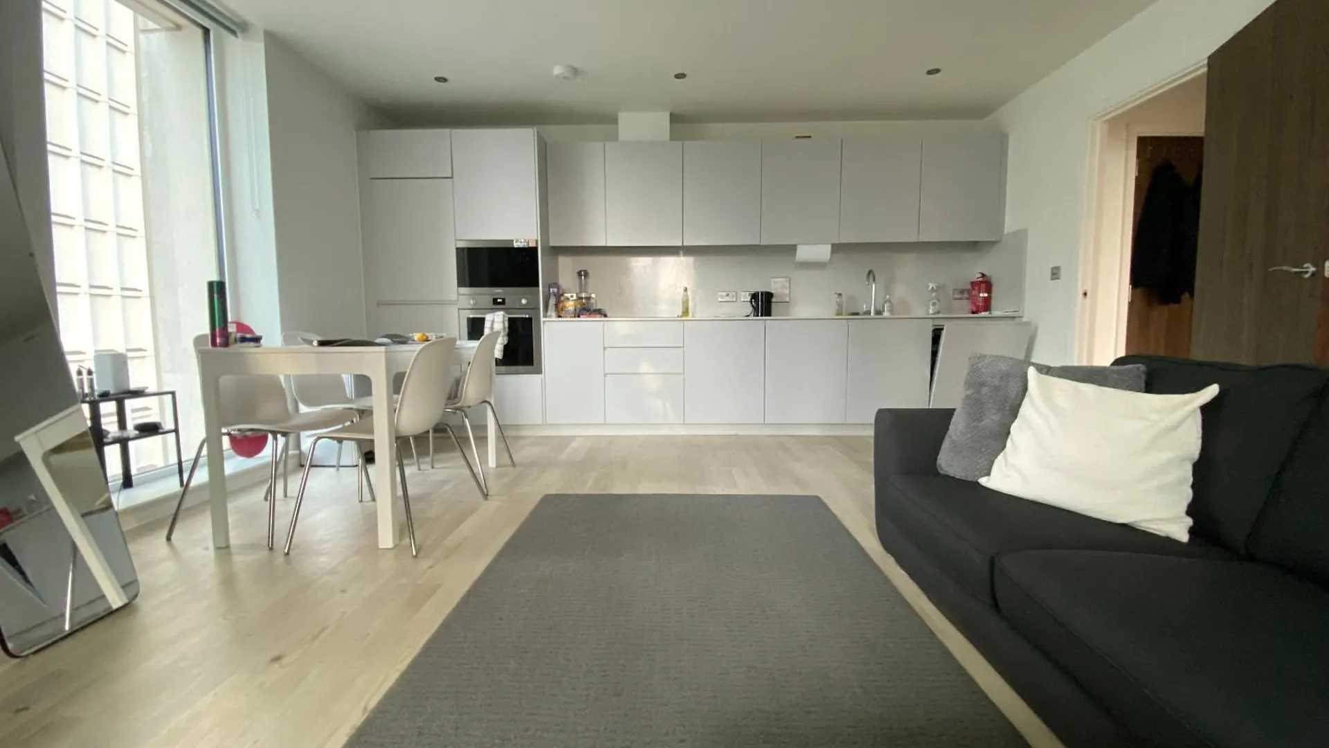 Гостевой дом Private Suite In Luxury Shared Apartment Лондон Великобритания