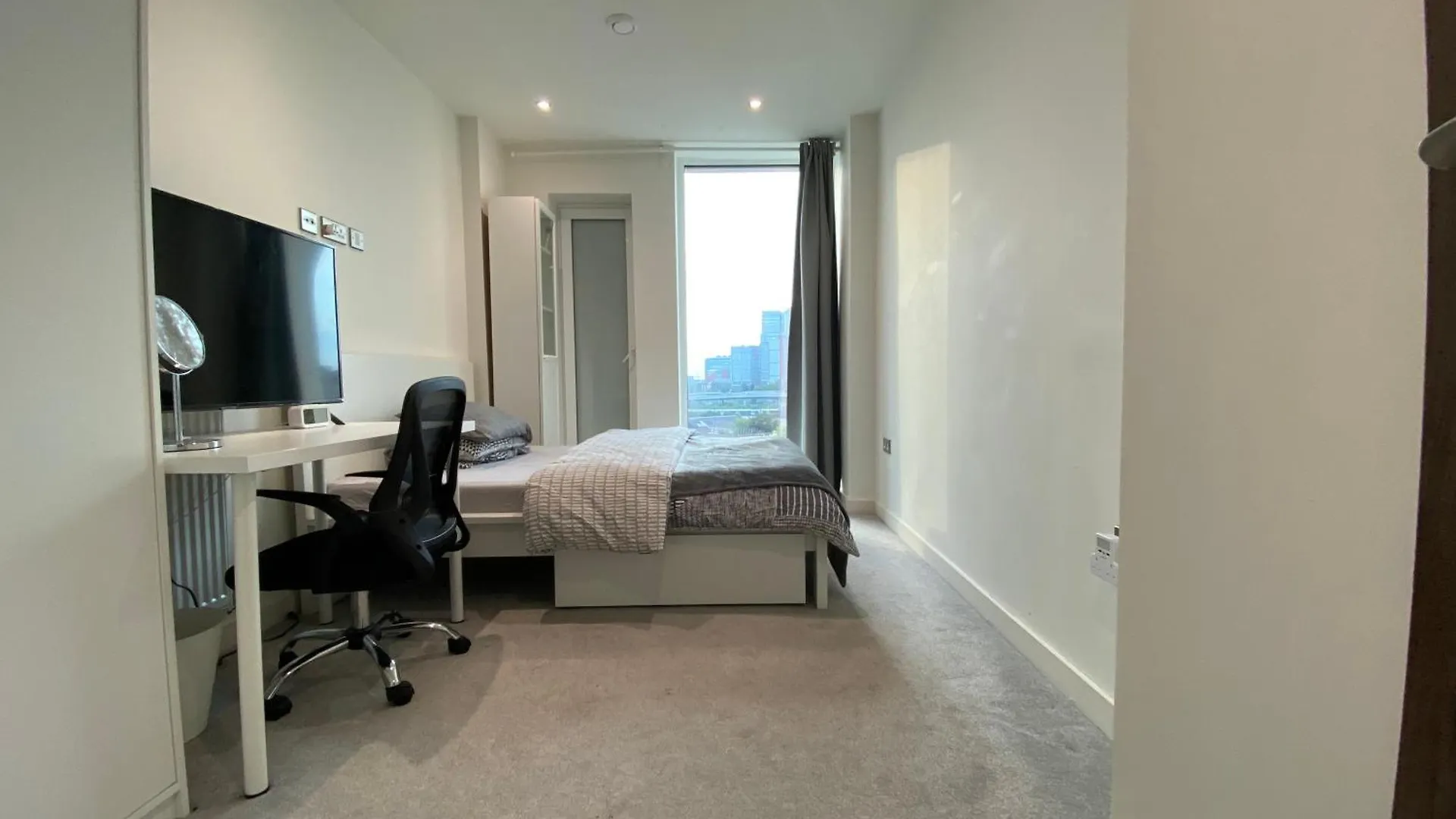 Private Suite In Luxury Shared Apartment Лондон